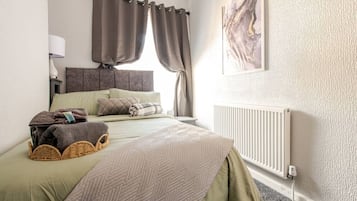 2 Schlafzimmer, Schreibtisch, Bügeleisen/Bügelbrett, Reisekinderbett