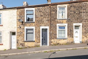Exterior - Cosy lounge with fireplace, self check-in and quick M65 access (Brierfield)