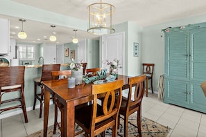 Ferienhaus, Mehrere Betten, Balkon, eingeschränkter Meerblick (NSB Ponce de Leon Towers 507) | 2 Schlafzimmer, individuell dekoriert, individuell eingerichtet