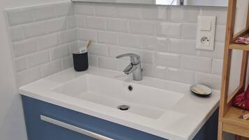 Douche, sèche-cheveux, serviettes fournies, papier toilette
