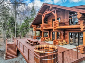 Outdoor dining - Lakefront Handcrafted Cabin - Lux Sauna - Cedar Hot Tub - Game Room - Pool Table (Blakeslee)