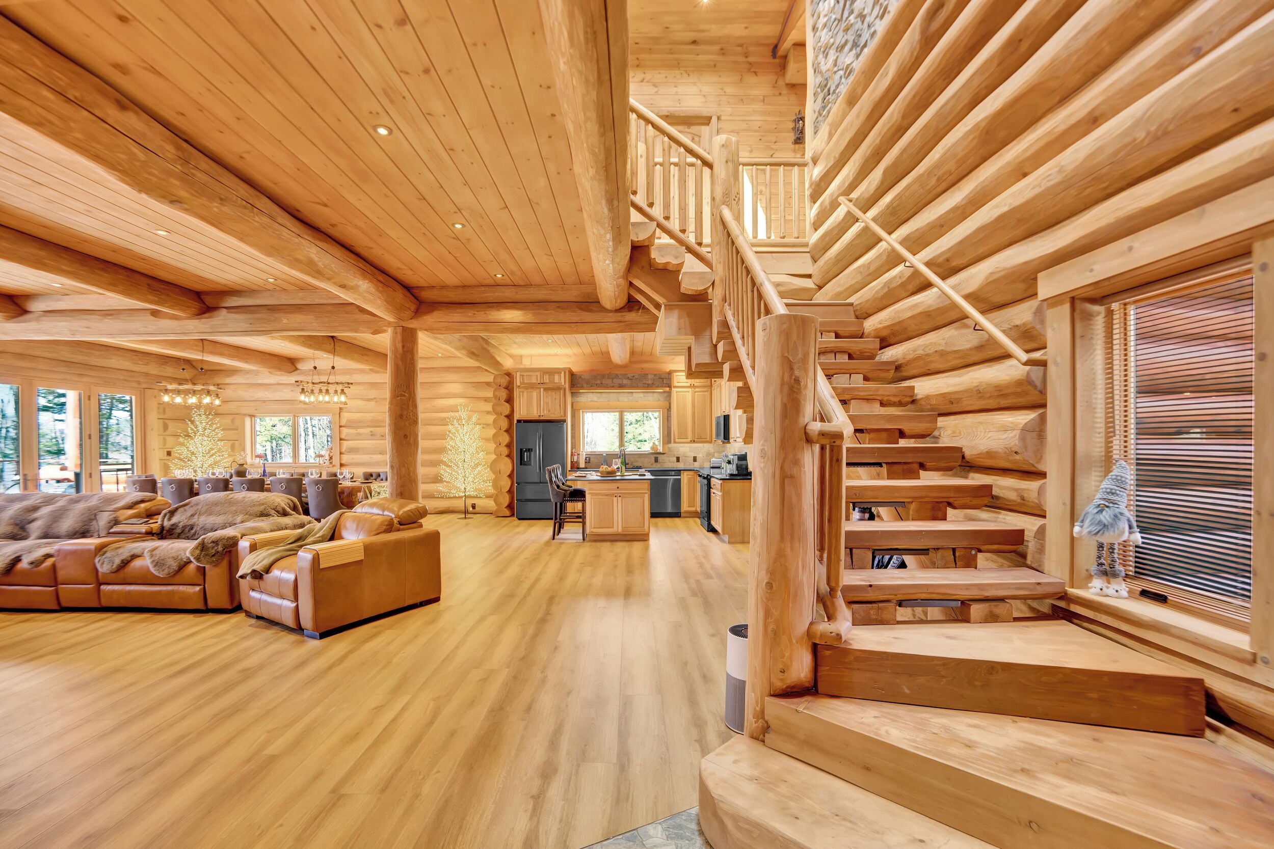 Een smart-tv, een open haard en een tafeltennistafel