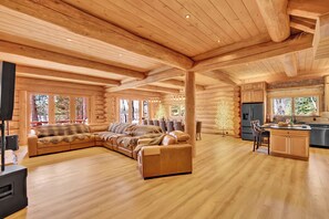 Een smart-tv, een open haard en een tafeltennistafel