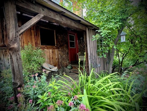 Haiku Cottage - Just a few blocks from downtown Quincy!