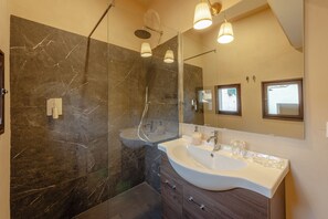 Dusche, Haartrockner, Bidet, Handtücher