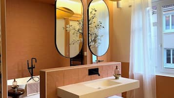 Haartrockner, HandtĂŒcher, Seife, Toilettenpapier