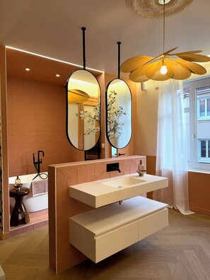 Haartrockner, Handtücher, Seife, Toilettenpapier