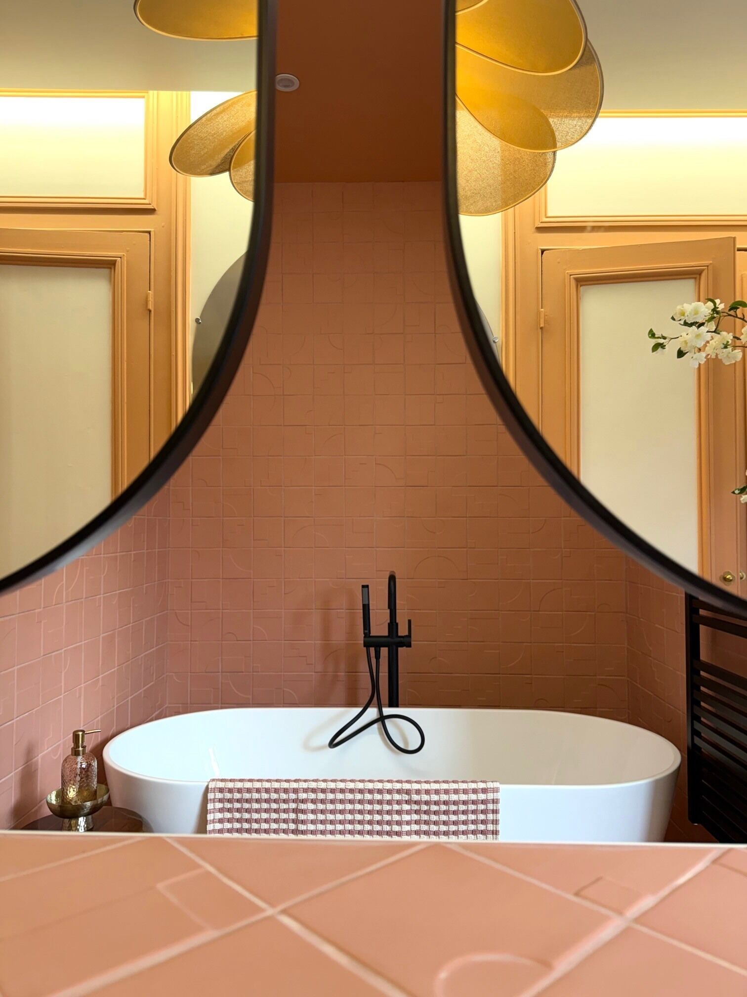 Sèche-cheveux, serviettes fournies, savon, papier toilette