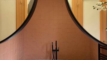 Sèche-cheveux, serviettes fournies, savon, papier toilette