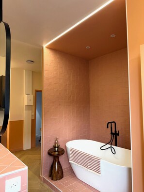 Haartrockner, Handtücher, Seife, Toilettenpapier