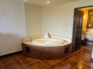 Sèche-cheveux, serviettes fournies, savon, papier toilette