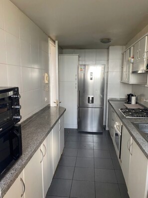 Private kitchen - Spacious 3-bedroom/2-Bathroom apartment with AC in peaceful Santiago (Santiago)