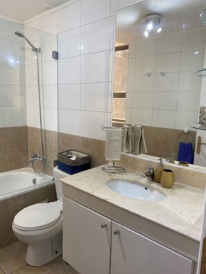 Hair dryer, towels, soap, toilet paper - Spacious 3-bedroom/2-Bathroom apartment with AC in peaceful Santiago (Santiago)
