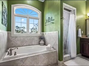 Shower, hair dryer, towels, soap - Charming Luxury Bayfront Nature Private Paradise: Encanto! (Panacea)