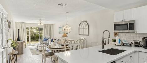 Réfrigérateur, micro-ondes, four, plaque de cuisson