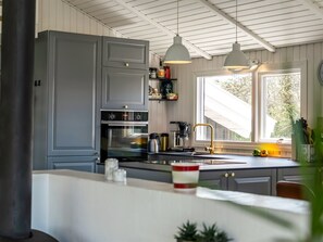 Refrigerador, microondas, lavavajillas y utensilios de cocina 