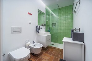 Hair dryer, towels, toilet paper - Elegant old town retreat w/plunge pool & Rooftop (Silves)