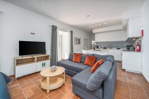 TV - Elegant old town retreat w/plunge pool & Rooftop (Silves)