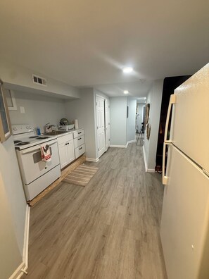 Fridge, microwave, oven, stovetop - Cozy garden apartment in Baltimore (Baltimore)
