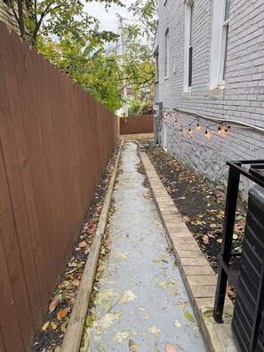 Property grounds - Cozy garden apartment in Baltimore (Baltimore)
