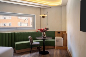 Minibar, escritorio, espacio para trabajar con laptop y cunas gratuitas 