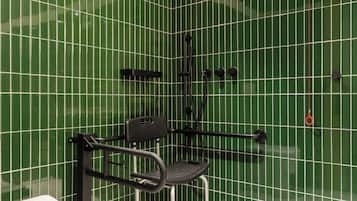 Deluxe tweepersoonskamer, toegankelijk voor mindervaliden | Badkamer | Een haardroger, handdoeken, zeep, shampoo