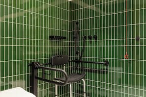 Deluxe-Doppelzimmer, barrierearm | Badezimmer | Haartrockner, Handtücher, Seife, Shampoo