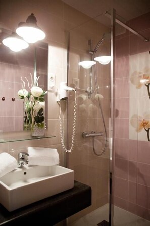 Comfort Triple Room | Bathroom - Hôtel Abat Jour (Nantes)