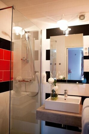 Comfort Triple Room | Bathroom - Hôtel Abat Jour (Nantes)