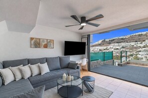 TV - Arizona's Bay Holiday Home with Sea Views, Hot Tub, and Private Terrace (Mogán)