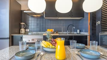 Frigorifero, microonde, forno, piano cottura