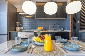 Fridge, microwave, oven, stovetop - Holiday Home 'Arizona's Bay' with Sea View, Hot Tub & Private Terrace (Mogán)