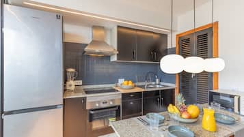 Frigorifero, microonde, forno, piano cottura