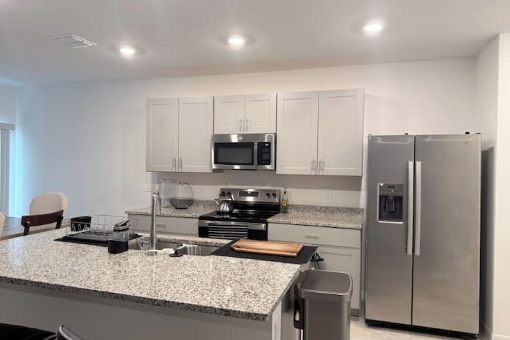 Kjøleskap, mikrobølgeovn, ovn og oppvaskmaskin