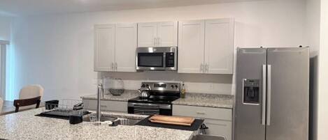 Kjøleskap, mikrobølgeovn, ovn og oppvaskmaskin