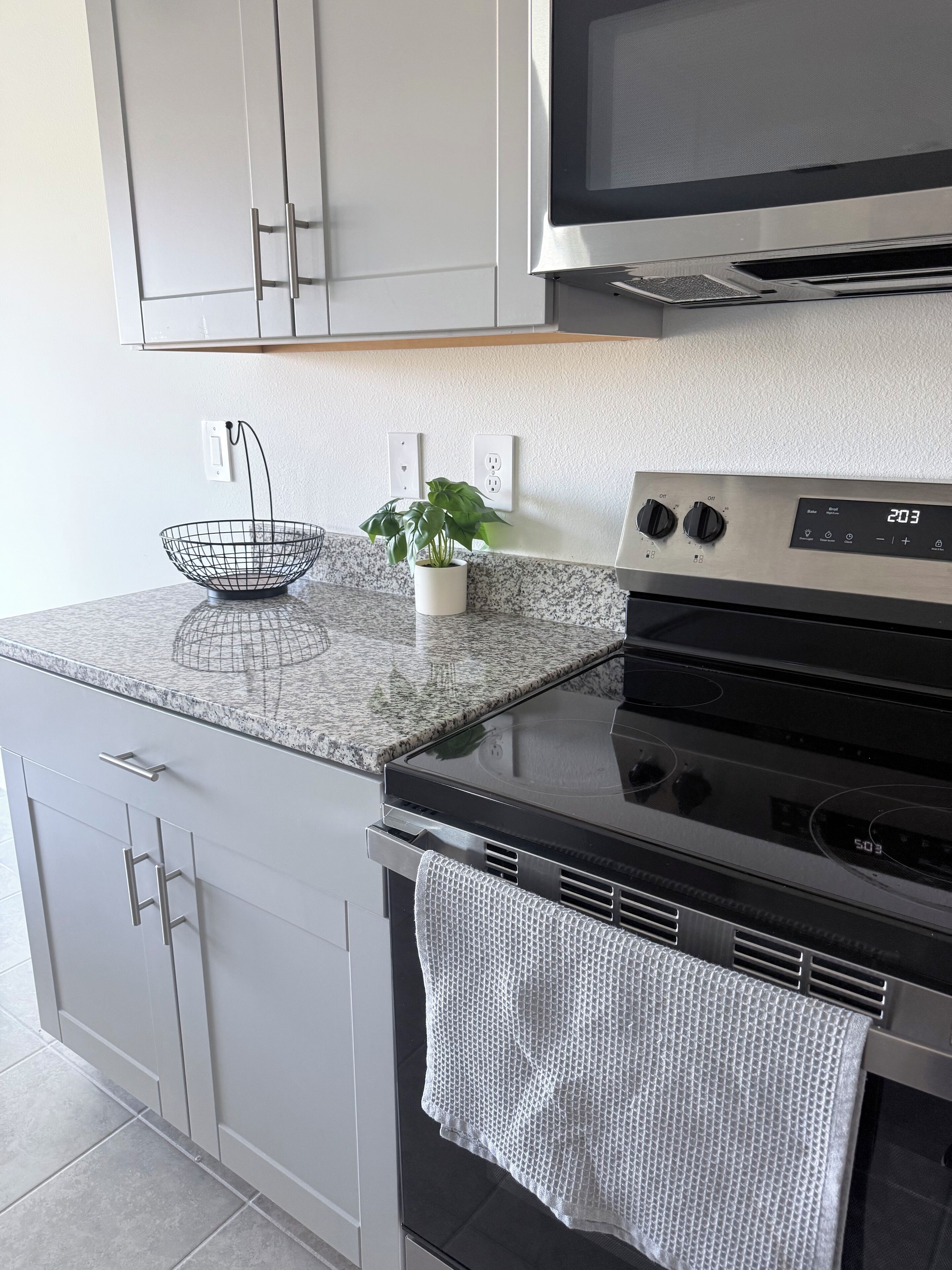 Kühlschrank, Mikrowelle, Ofen, Geschirrspüler