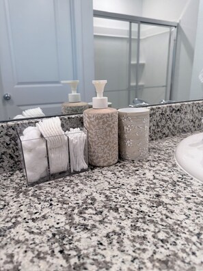 Haartrockner, Seife, Shampoo, Toilettenpapier