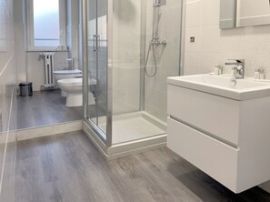 Regadera, secadora de cabello, bidet, toallas 