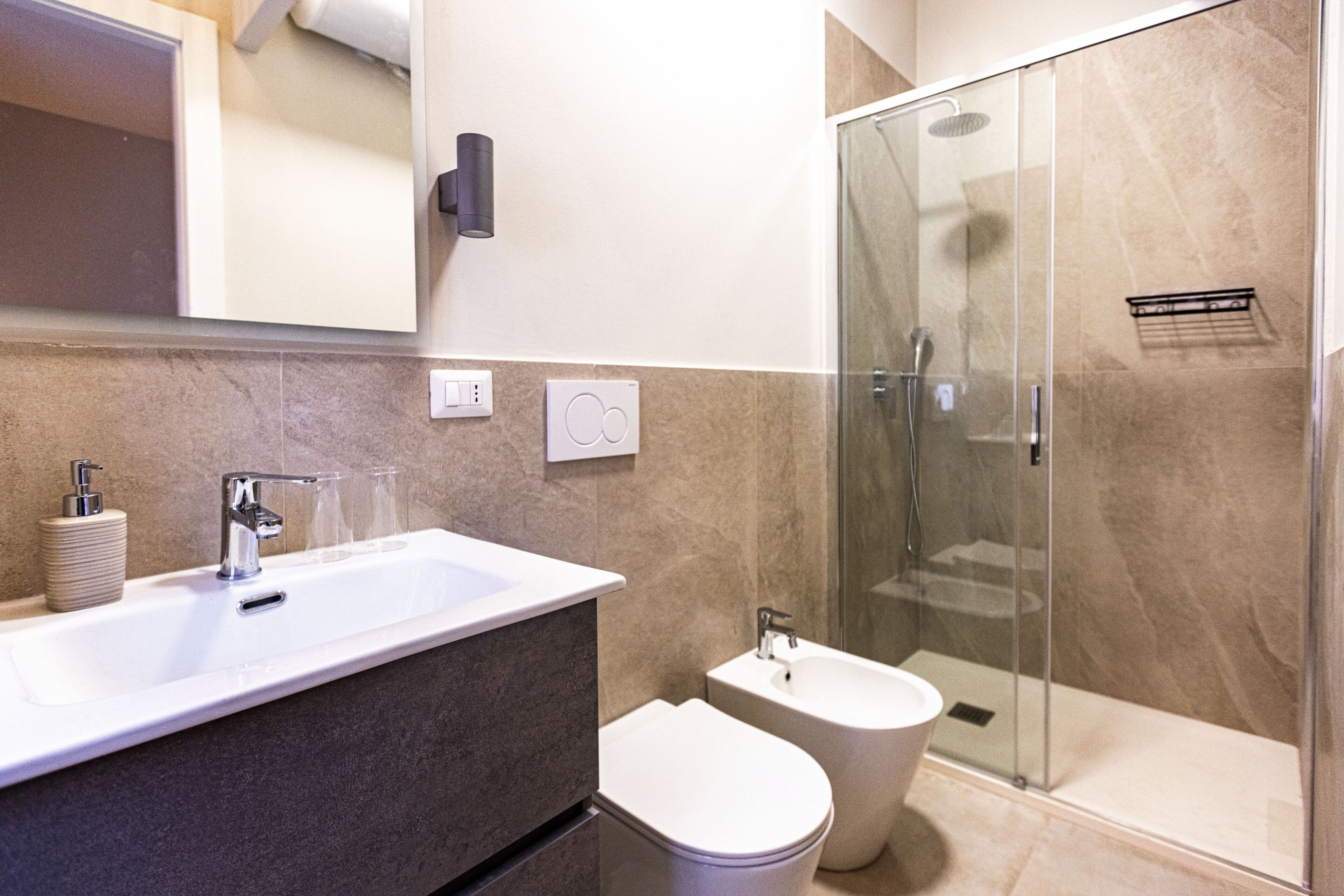 Douche, sèche-cheveux, bidet, serviettes fournies