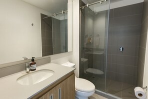 Apartment, Private Bathroom, Mountain View | Bathroom | Shower, towels, soap, shampoo - Gestor de Propiedad  (Bogotá)