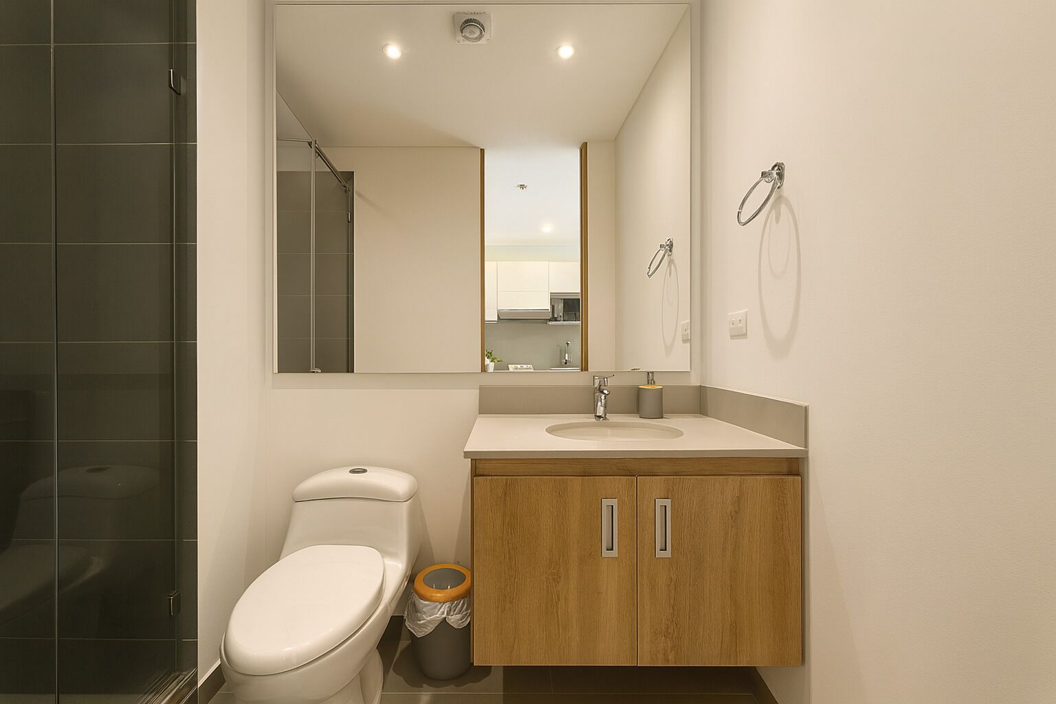 Appartement, privébadkamer, uitzicht op bergen | Badkamer | Een douche, handdoeken, zeep, shampoo