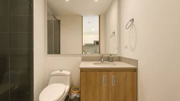 Departamento, baño privado, vista a la montaña | Baño | Regadera, toallas, jabón, shampoo