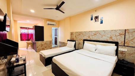 Deluxe Triple Room | Desk, laptop workspace, free WiFi. Hotel Star 21