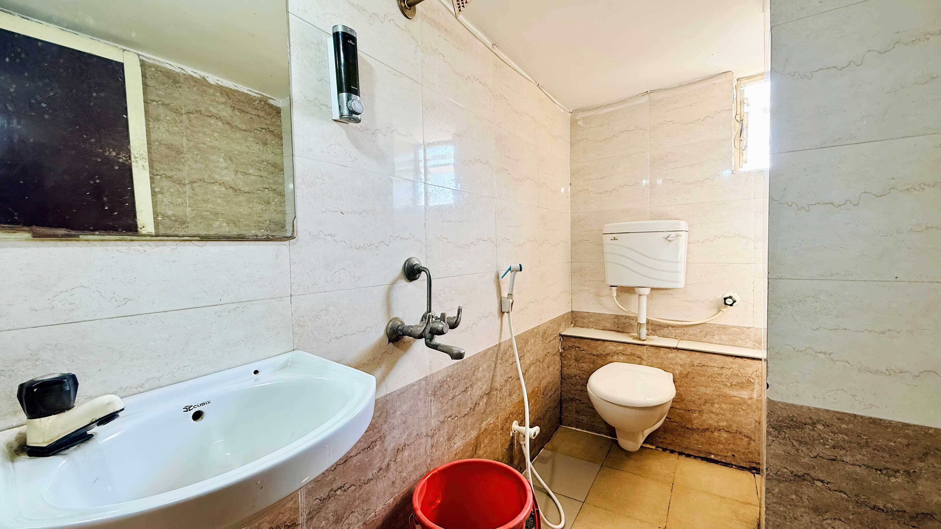 Deluxe Triple Room | Bathroom | Shower, towels, soap, shampoo