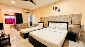 Phòng 3 Deluxe | Bàn, khu vực làm việc phù hợp cho laptop 