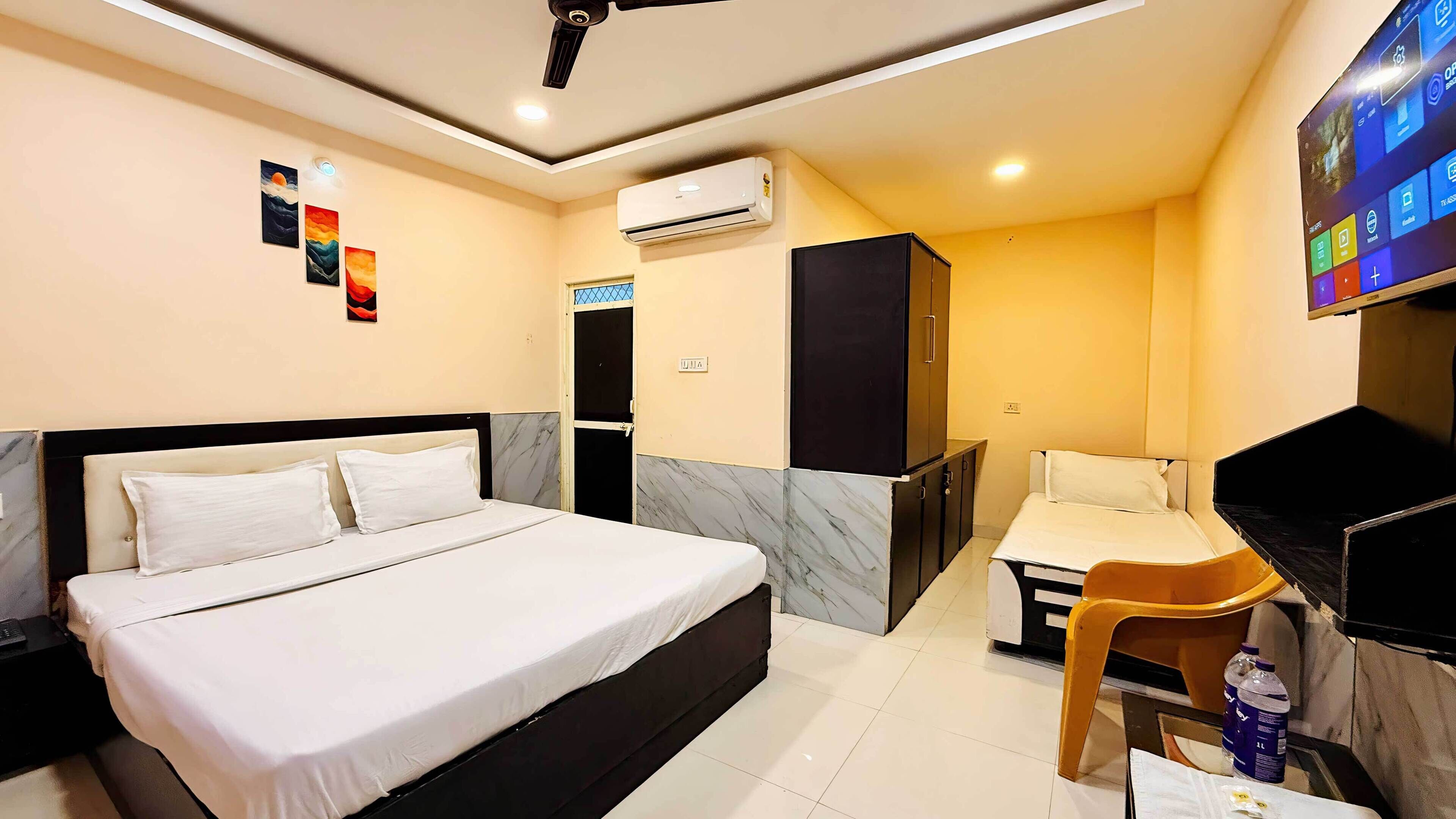 Deluxe Triple Room | Desk, laptop workspace, free WiFi