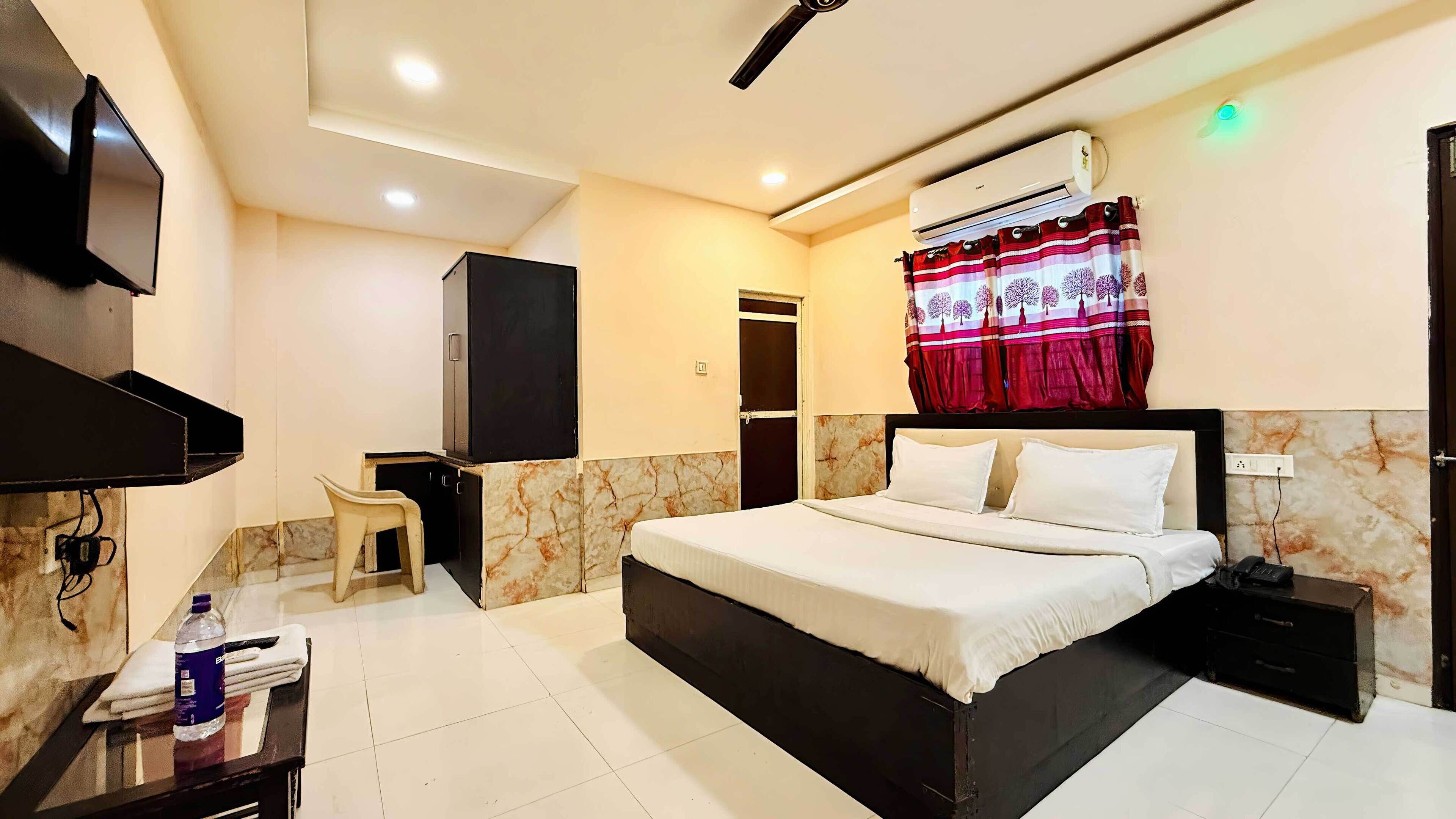 Phòng đôi Deluxe | Bàn, khu vực làm việc phù hợp cho laptop 