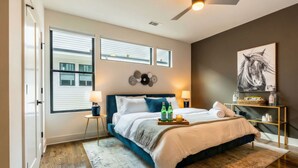 A bedroom with a bed, two bedside tables, a ceiling fan, and a window with blinds. - 8 Minutes To Downtown Nashville Wifi And Workspace (Nashville)