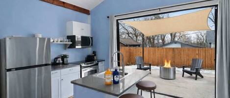 Frigorífico, microondas, horno y placa de cocina