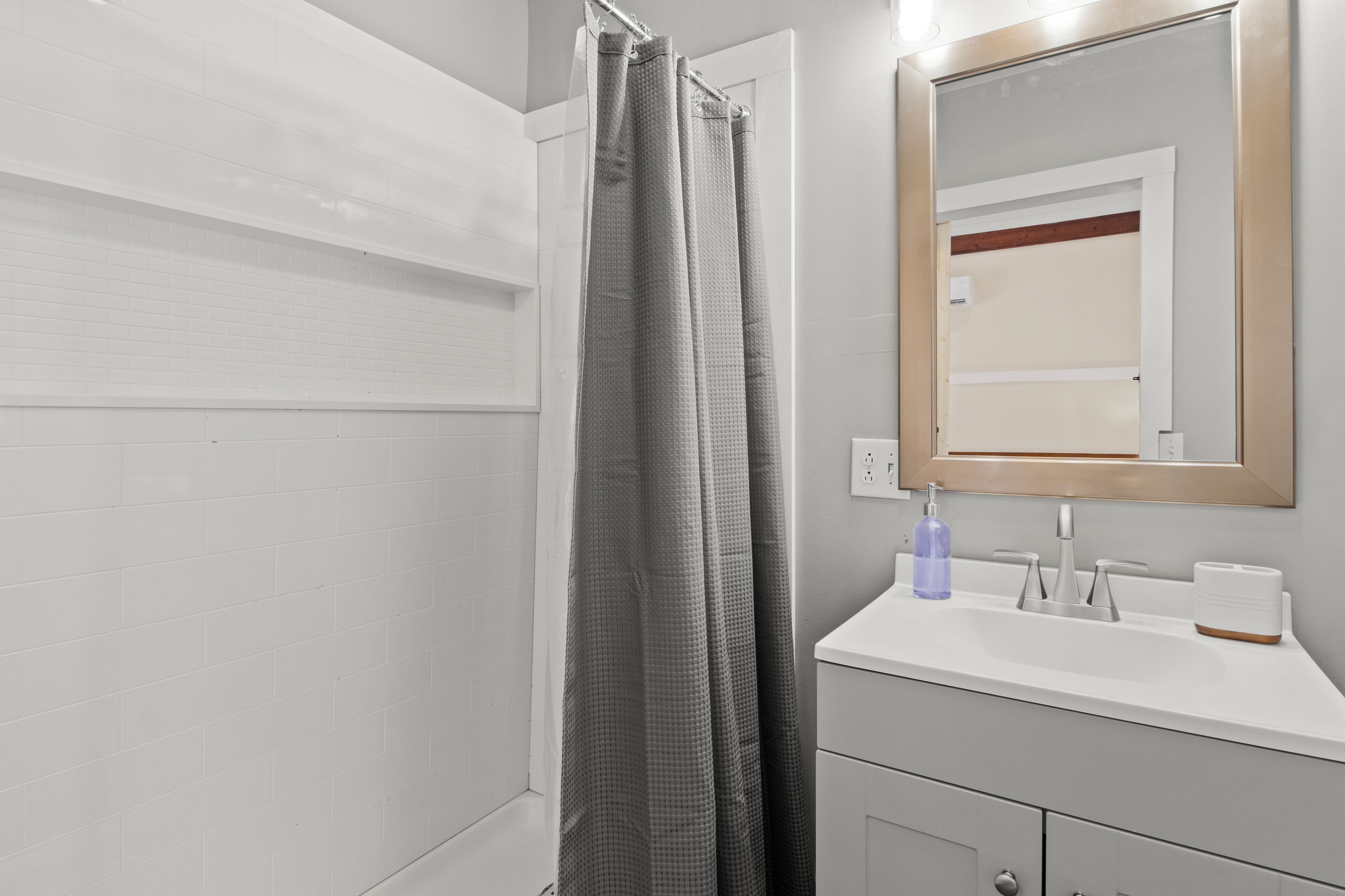 シャワー、ヘアドライヤー、タオル、石鹸